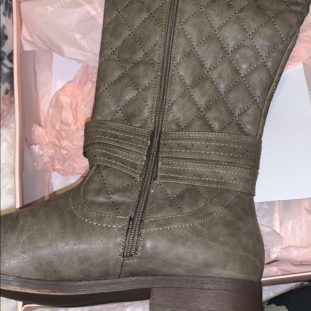 Boots - Picture 4 of 5